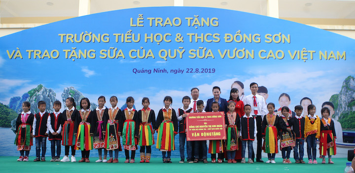Trẻ[-]em[-]Quảng[-]Ninh[-]đón[-]nhận[-]ngôi[-]trường[-]mới[-]từ[-]Chủ[-]tịch[-]Quốc[-]hội[-]và[-]hơn[-]71[-]ngàn[-]ly[-]sữa[-]từ[-]Quỹ[-]sữa[-]Vươn[-]cao[-]Việt[-]Nam